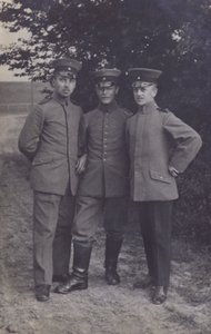 Grupo de tres soldados del ejército alemán (foto en blanco y negro) de Photographer German