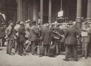 Hiperinflación en la Alemania de Weimar: miembros del público haciendo cola fuera del Reichsbank en Berlín con maletas para llevar su dinero, julio de 1923 de Photographer German