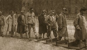 En el Hospital de Brest-Litovsk: austriacos lisiados practicando caminar con prótesis, de 