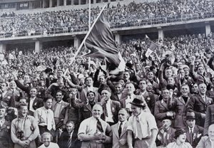 Aficionados italianos apoyando a sus atletas en el estadio de los Juegos Olímpicos, Berlín, Alemania de Photographer German