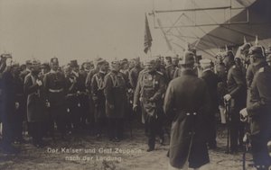 Kaiser Wilhelm II y el constructor de dirigibles alemán Graf Ferdinand von Zeppelin después del aterrizaje de uno de los dirigibles de Zeppelin de Photographer German