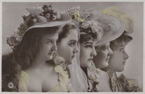 Fila de mujeres con vestimenta histórica de Photographer German