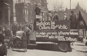 Camión pintado con eslóganes comunistas en las calles de Berlín, Alemania de Photographer German