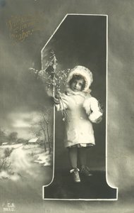 Tarjeta de Año Nuevo con niña en capucha de piel de Photographer German