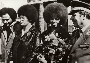 El 11 de septiembre de 1972, la valiente comunista estadounidense y defensora de los derechos civiles Angela Davis fue cordialmente recibida por los soldados del Ejército Popular Nacional de la República Democrática Alemana en la Puerta de Brandeburgo de Photographer German