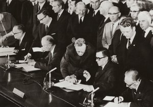 El 3 de junio de 1972, los ministros de exteriores de las Cuatro Potencias firmaron el protocolo final del Acuerdo Cuatripartito sobre Berlín Occidental en el edificio anteriormente utilizado por el Consejo de Control Aliado en el sector americano de Berlí de Photographer German