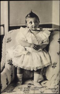 El príncipe Guillermo de Prusia en un sillón de Photographer German