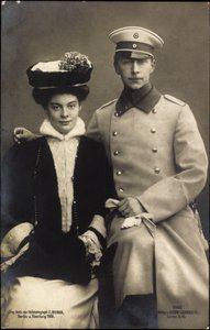 La princesa Cecilia con el príncipe Guillermo, abrigo y sombrero