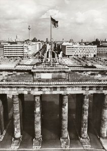 Protegida por fronteras seguras, continúa la construcción de la capital de la RDA (foto en blanco y negro)