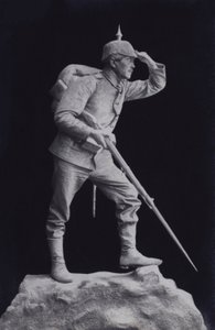 Escultura de un soldado alemán de la Primera Guerra Mundial mirando el campo de batalla de Photographer German