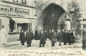 Coro estudiantil cantando en las calles de Jena, Alemania