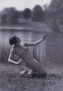 El cuerpo bello, cultura física para mujeres (foto b/n) de Photographer German