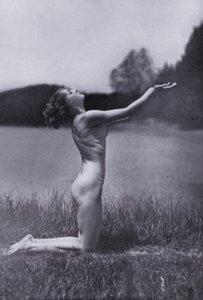 El cuerpo bello, cultura física para mujeres (foto b/n) de Photographer German