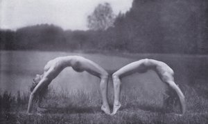 El cuerpo bello, cultura física para mujeres (foto b/n) de Photographer German