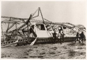 Las ruinas del Zeppelin LZ10 "Schwaben" después de su destrucción el 28 de junio de 1912 de Photographer German