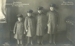Los hijos del príncipe heredero Wilhelm de Alemania en uniforme militar