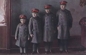 Los hijos del príncipe heredero Guillermo de Alemania en uniforme militar