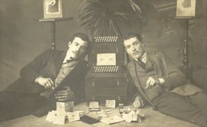 Dos hombres fumando cigarrillos de Photographer German