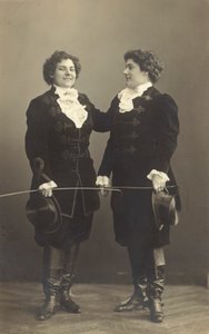 Dos mujeres con trajes de época