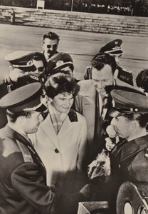 Valentina Tereshkova-Nikolayeva y Yuri Gagarin fueron cordialmente recibidos cuando visitaron a los guardias fronterizos en Berlín el 20 de octubre de 1963 (foto en blanco y negro) de Photographer German
