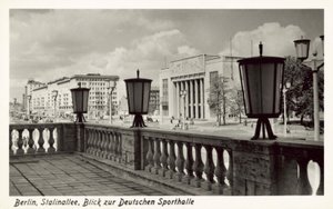 Vista del Deutschen Sporthalle, Stalinallee, Berlín Este, c1950s de Photographer German