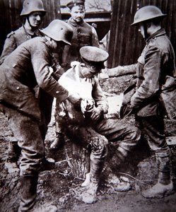 Ordenanza médica alemana de la Primera Guerra Mundial atendiendo a un soldado británico herido en el Frente Occidental