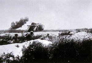 Tropas de asalto alemanas de la Primera Guerra Mundial armadas con lanzallamas avanzan, apoyadas por un tanque británico Mark IV capturado de Photographer German