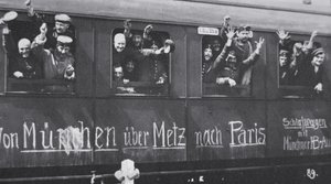 Tropas alemanas de la Primera Guerra Mundial parten al frente en un vagón de tren con el mensaje 