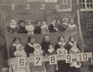 Mujeres y niños de la Francia ocupada del Norte posando para una fotografía alemana de Photographer German