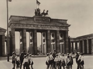 Jóvenes pioneros vienen a la Puerta de Brandeburgo, el símbolo de Berlín, para ver a sus amigos, los guardias fronterizos (foto en blanco y negro)