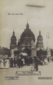 Zeppelin LZ III volando sobre la Catedral de Berlín