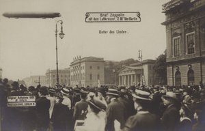Zeppelin LZ III volando sobre Unter den Linden, Berlín