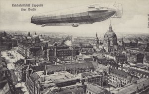 Dirigible Zeppelin volando sobre Berlín de Photographer German