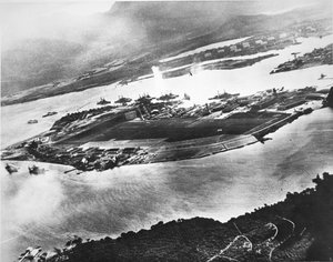 Vista aérea de la Isla Ford y la Fila de Acorazados, Pearl Harbor, 7 de diciembre de 1941