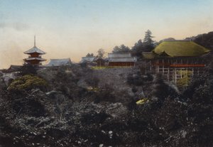 Japón, c.1912: Templo Kiyomizu conocido por su escenario colgante en el borde del precipicio y una vista de la ciudad de Kioto