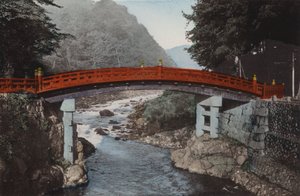 Japón, c.1912: Puente Sagrado en Nikko, 90 millas al norte de Tokio de Photographer Japanese