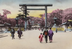 Japón, c.1912: El enorme Torii de bronce para Shokonsha o Santuario de invocación de espíritus para soldados muertos en problemas nacionales, Tokio de Photographer Japanese