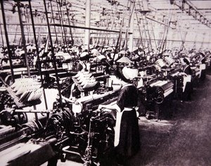 Industria del algodón japonesa: mujeres trabajando en los telares Toyoda, c.1920 de Photographer Japanese
