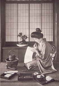 Mujer japonesa escribiendo