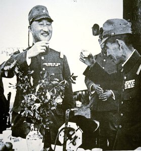 Generales japoneses Terauchi y Hata brindan con sake por la caída de Hsuchow, China en mayo