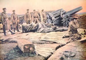 Cañón de asedio japonés en acción contra la fortaleza alemana de Tsingtao en la costa de China de Photographer Japanese