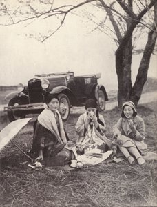 Mujeres japonesas en un picnic vistiendo ropa occidental