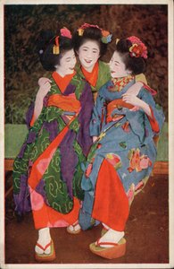 Tres jóvenes japonesas con traje tradicional