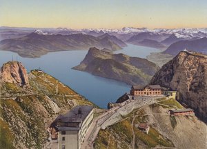 Pilatus-Kulm (2133 m sm) El lago de Lucerna y los Alpes (foto en color)