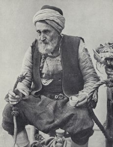 Campesino fumando una pipa de agua, Esmirna, Turquía de Photographer Turkish