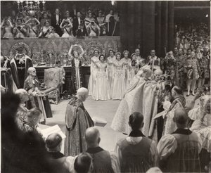 La duquesa Mary, con su corona en alto rindiendo homenaje a la Reina Isabel II en la Coronación de Blaise Nicolas Le Sueur