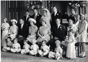 Fotografía de grupo de la boda de Lord Hartington y Amanda con SM la Reina y la Reina Madre, 28 de junio de 1967 de Blaise Nicolas Le Sueur