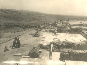 Vista de las excavaciones del palacio de Phaistos, misión arqueológica italiana dirigida por Luigi Pernier y Federico Halbherr, Creta, Grecia