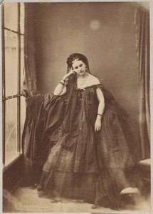 La mujer apoyada