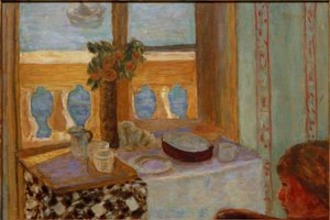 Interior con balcón / Interior claro / Mujer cerca de una ventana / Ventana abierta al mar (Antibes)